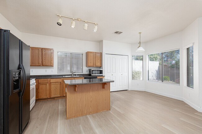 Building Photo - Great 5 Bedroom Home in Summerlin
