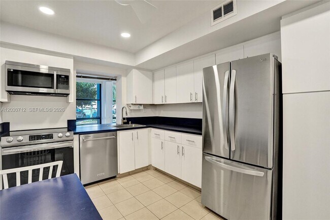 Building Photo - 1000 Parkview Dr