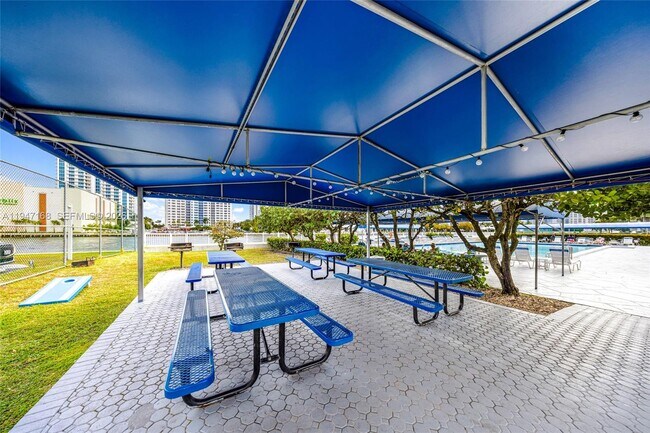 Building Photo - 600 Parkview Dr