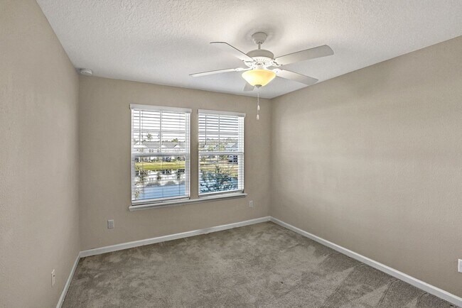 Building Photo - 3 bedroom/ 2.5 bath townhome in Beachwalk!