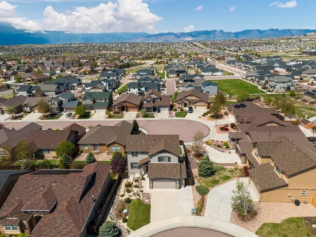 Building Photo - Evolve Real Estate: Meticulous and Luxurious 4 Bedroom + Office + Finished Basement on A Double C...
