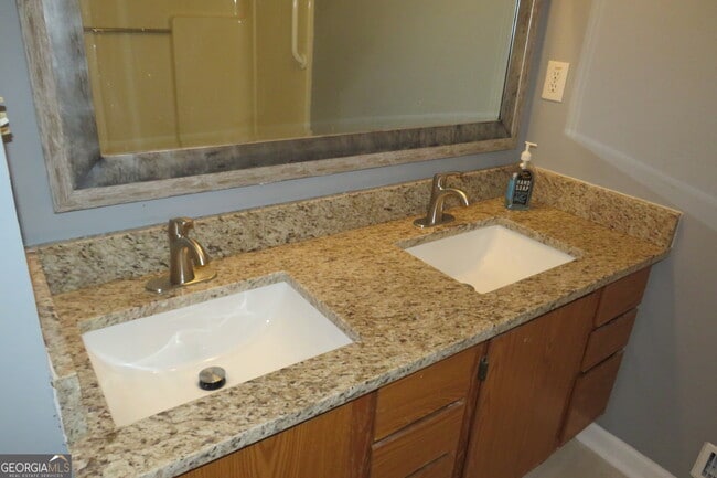 Building Photo - 1105 Hampton Rd