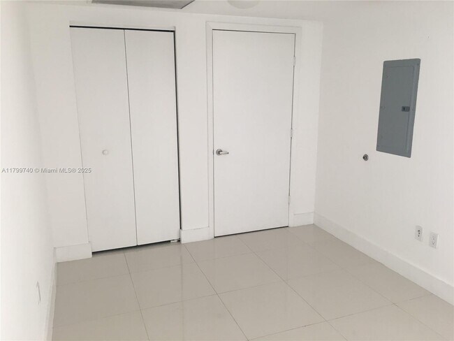 Building Photo - 475 Brickell Ave