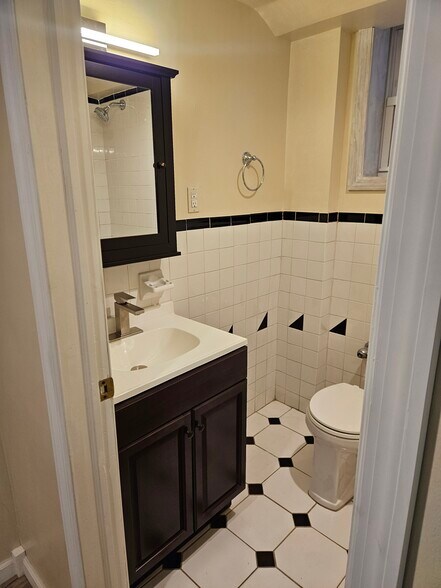 Full bathroom - 3103 88th St