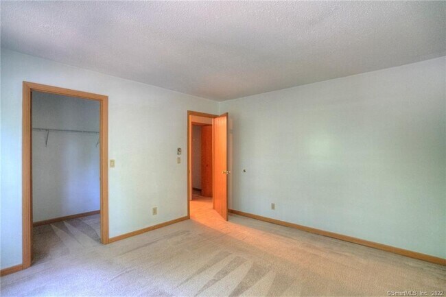 Building Photo - 26 Dartmouth Dr