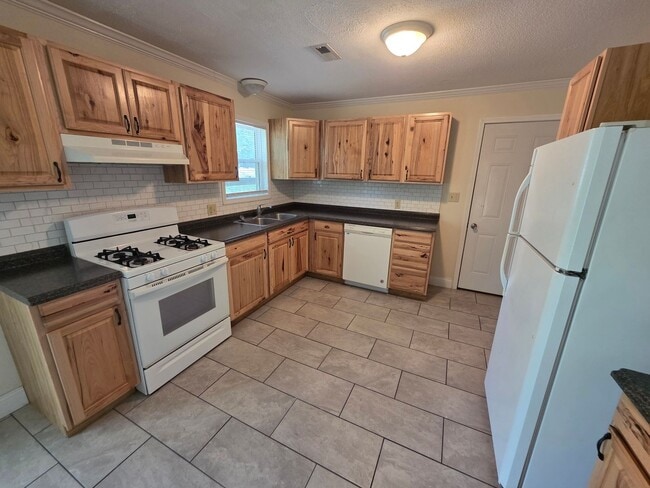 Building Photo - 3 Bedroom / 1 Bath House - Garage and Fenc...