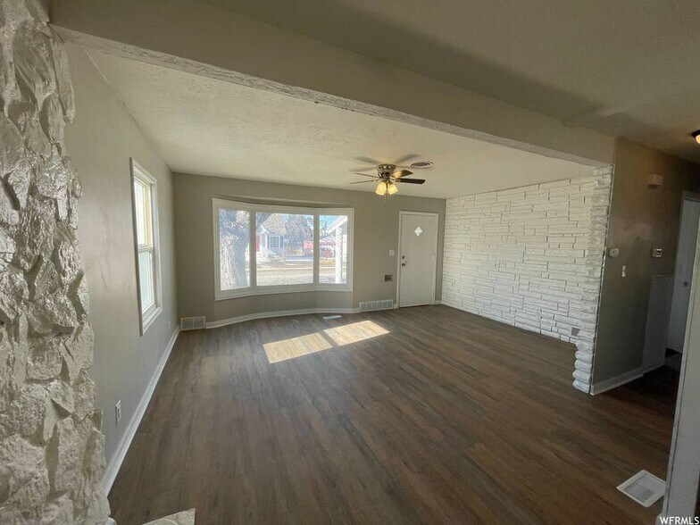 Building Photo - 982 Gramercy Ave