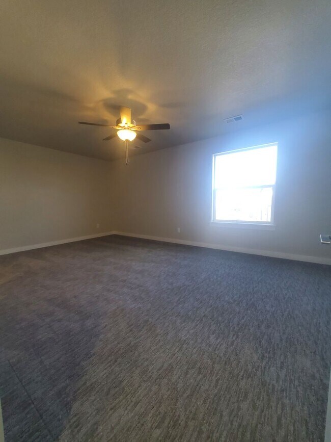 Building Photo - Updated and Very Spacious 3 Bedroom Townho...