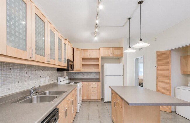 Building Photo - 2216 San Gabriel St