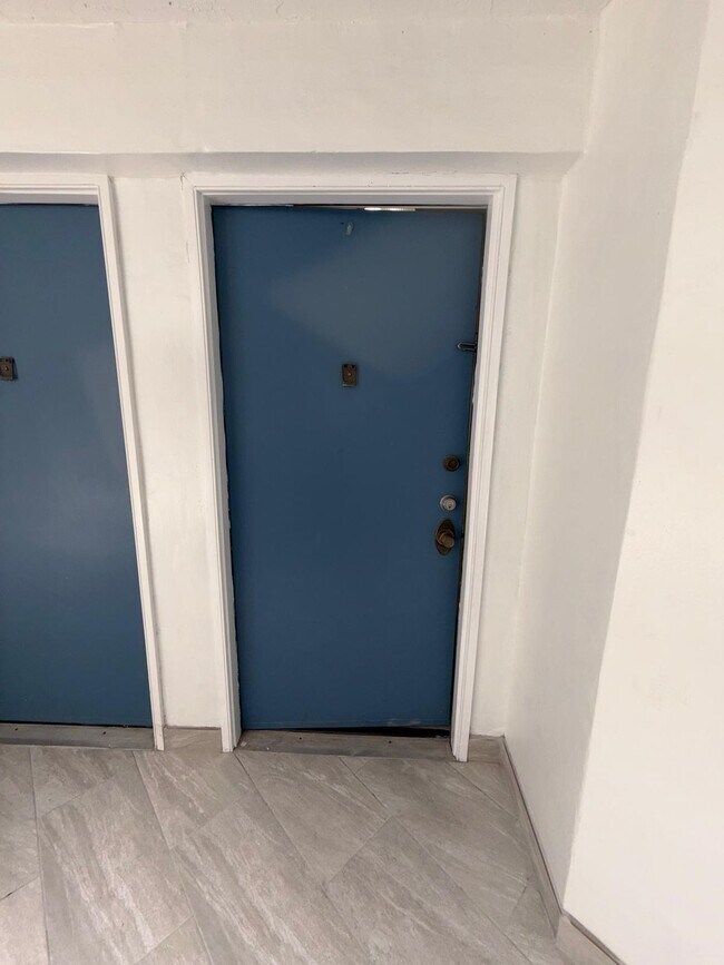 Building Photo - 9405 Fontainebleau Blvd