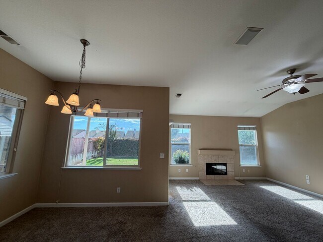 Building Photo - Single story home in Salida!