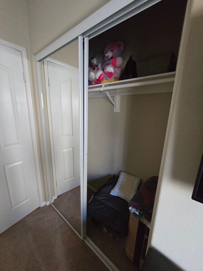 Building Photo - 3 Bedroom 2 Bath located in Mountain View DHS