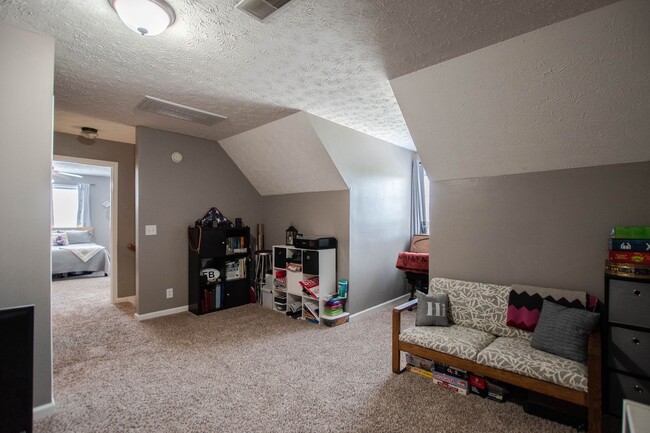 Building Photo - Pet Friendly Three Bedroom!