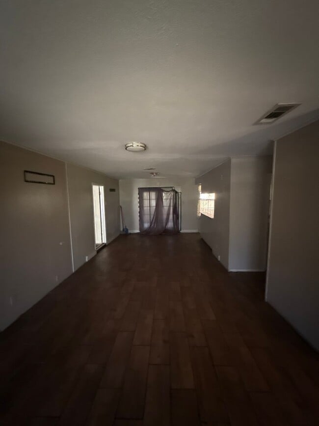 Building Photo - 3br 2 bath home on large lot