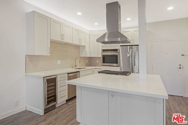 Building Photo - Stunning Playa del Rey Condo Awaits You!