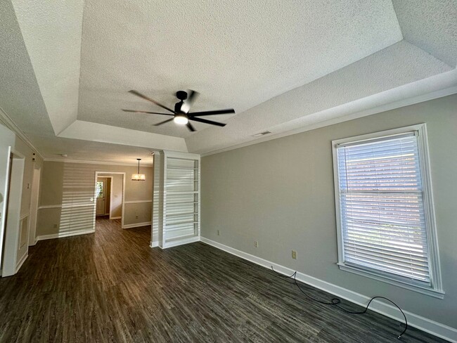 Building Photo - Newly Remodeled Duplex!