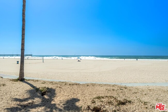 Building Photo - 2319 Ocean Front Walk