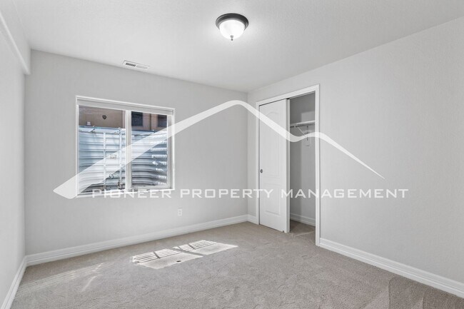 Building Photo - Low-Maintenance Living in Desirable West Side Neighborhood 5 bd, 2 car garage and AC