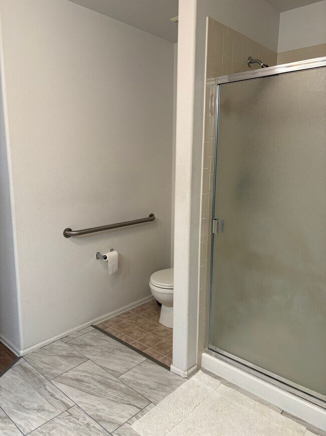 Building Photo - 4 Bedroom 3.5 Bath in Widefield