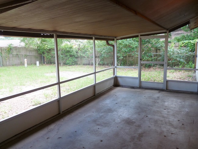 Large Screened Patio - 1510 Oriole St