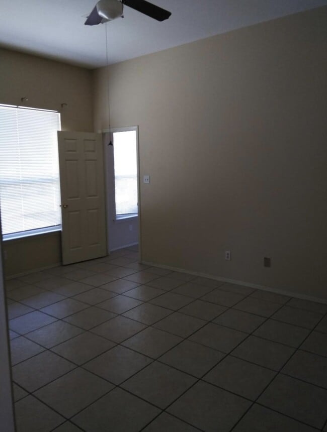 Building Photo - Nice cozy home