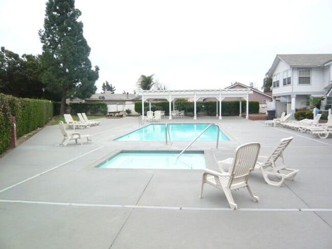 Building Photo - Light and Welcoming in Regency Estates