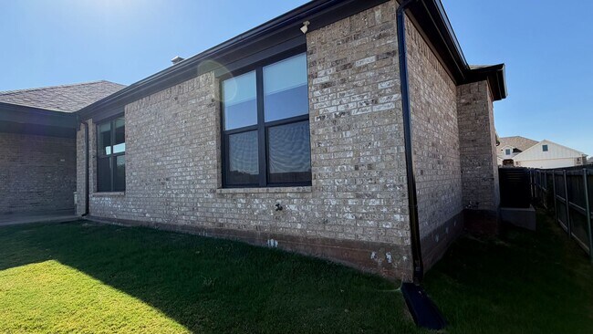 Building Photo - 5014 Cranbrook Dr
