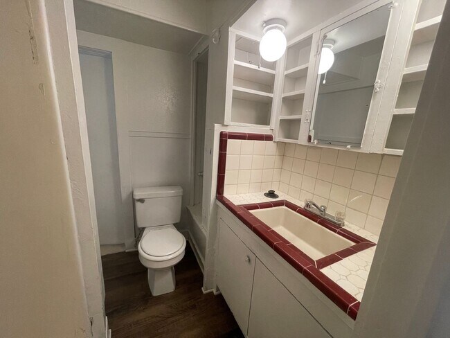 Building Photo - ((FREE RENT)) Cozy 1 Bedroom 1 Bath  Downs...