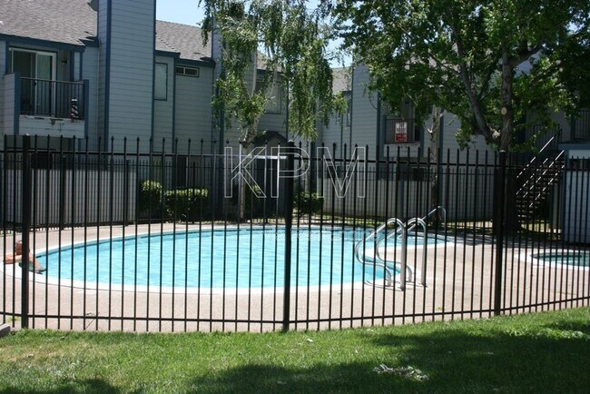 Building Photo - 445 Almond Dr