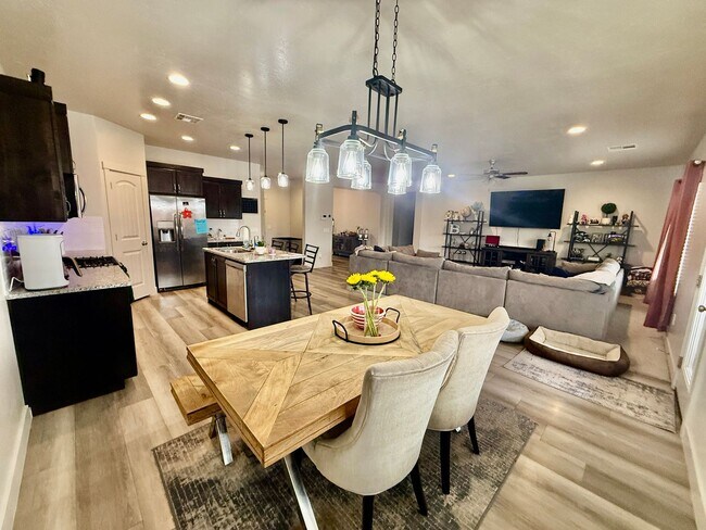 Building Photo - Lovely Pet Friendly 3-BR + Office in Sage Canyon