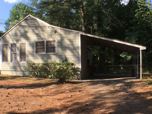 Building Photo - 227 Goldie Dr SE