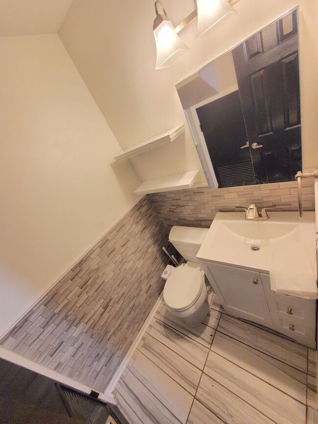 Building Photo - Spacious end-unit townhouse, with elegant kitchen, 3-bedrooms & attached garage