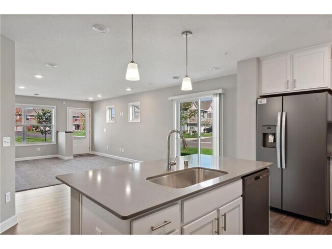 Building Photo - 10902 Holly Pl N