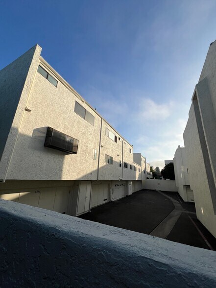 Building Photo - 6818 Caminito del Greco