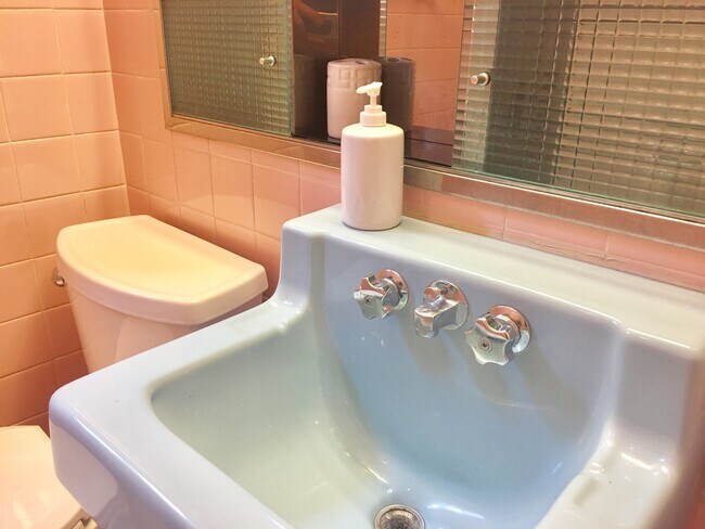Building Photo - Beautiful 3-Bed/1-Bath Townhouse in Girard Estates/East Passyunk! Available Mid-August!