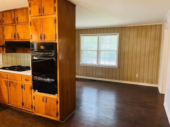 Building Photo - 3 bedroom, 1.5 all brick ranch with 2 car ...