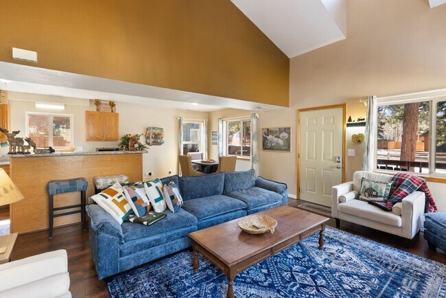 Building Photo - 3 Bed 2 Bath Fully Furnished in Woodland Park