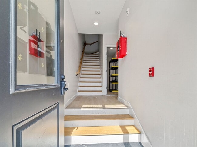 Building Photo - 176 Salem St