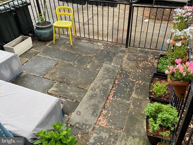 Building Photo - 2128 10th St NW