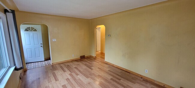 Building Photo - AVAILABLE AUGUST 15th - 4 Bed 3 Bath w/ Spacious Back Deck - SHORT TERM LEASE TILL END OF APRIL