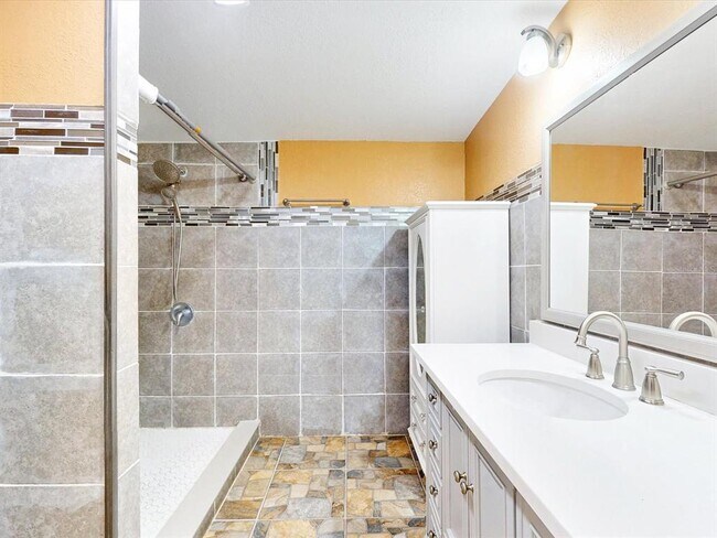 Building Photo - 2502 N Beaumont Ave