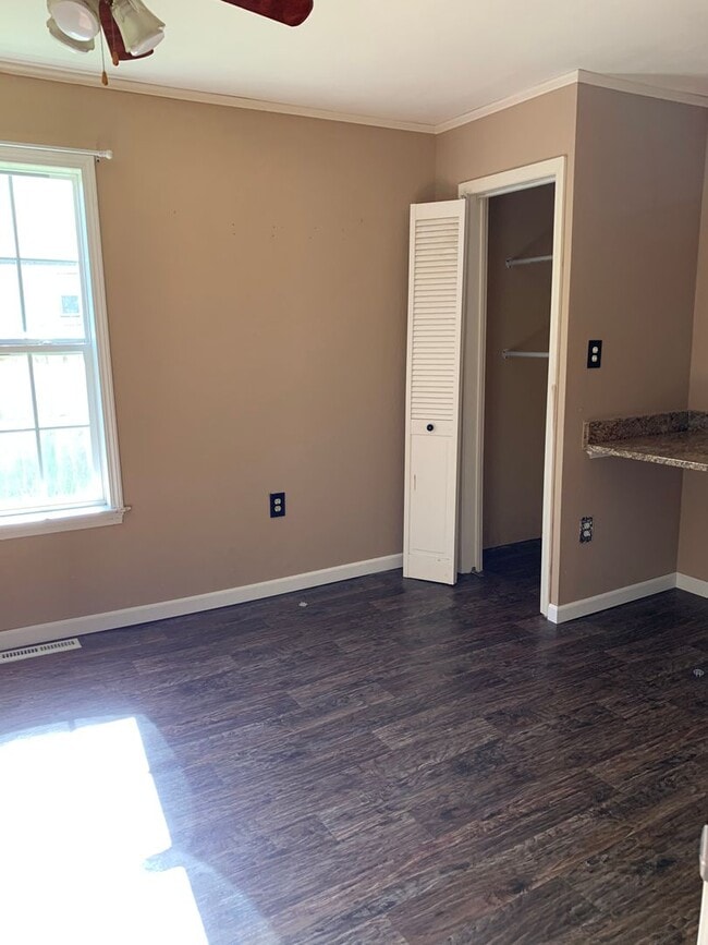 Building Photo - Cute 2 bedroom home with a loft and detached one car garage