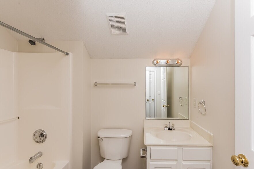 Building Photo - 1036 Meadowbrook Ln SW
