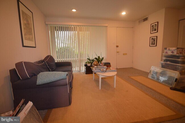 Building Photo - 160 Talbott St