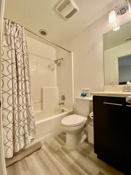 Guest bathroom with soaking tub - 1135 Calle Montana