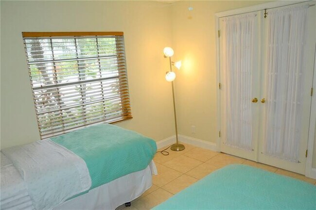 Building Photo - 6499 Bay Club Dr