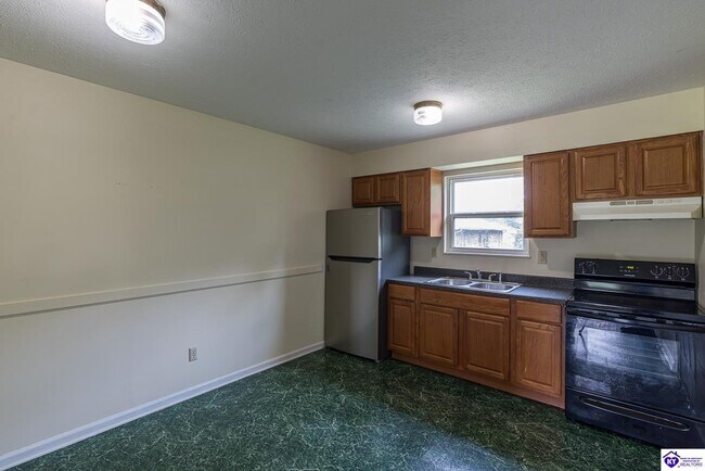 Building Photo - 390 W Elm Rd