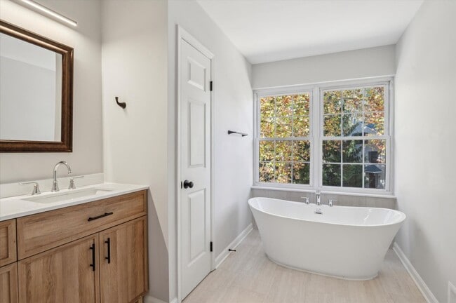 Building Photo - Available mid February - Fully Renovated 3B/2.5B Townhome in West Chester!