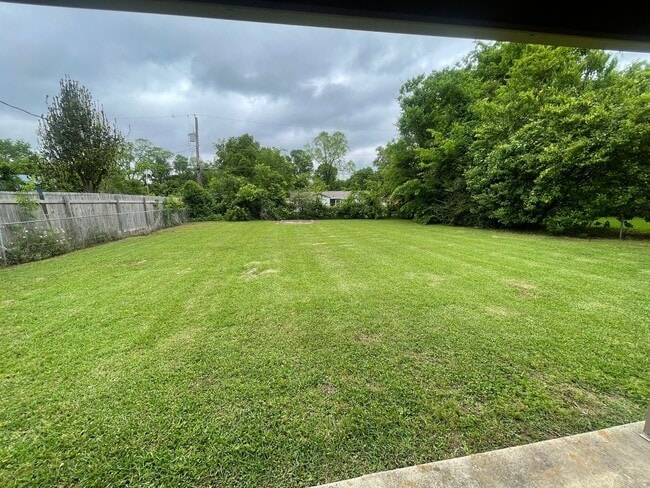 Building Photo - Don't Miss Out On This Swan Lake Beauty!