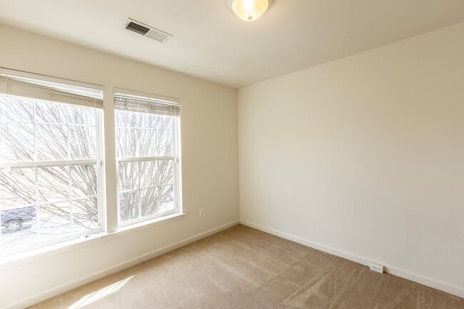 Building Photo - 2042 Lockwood Dr